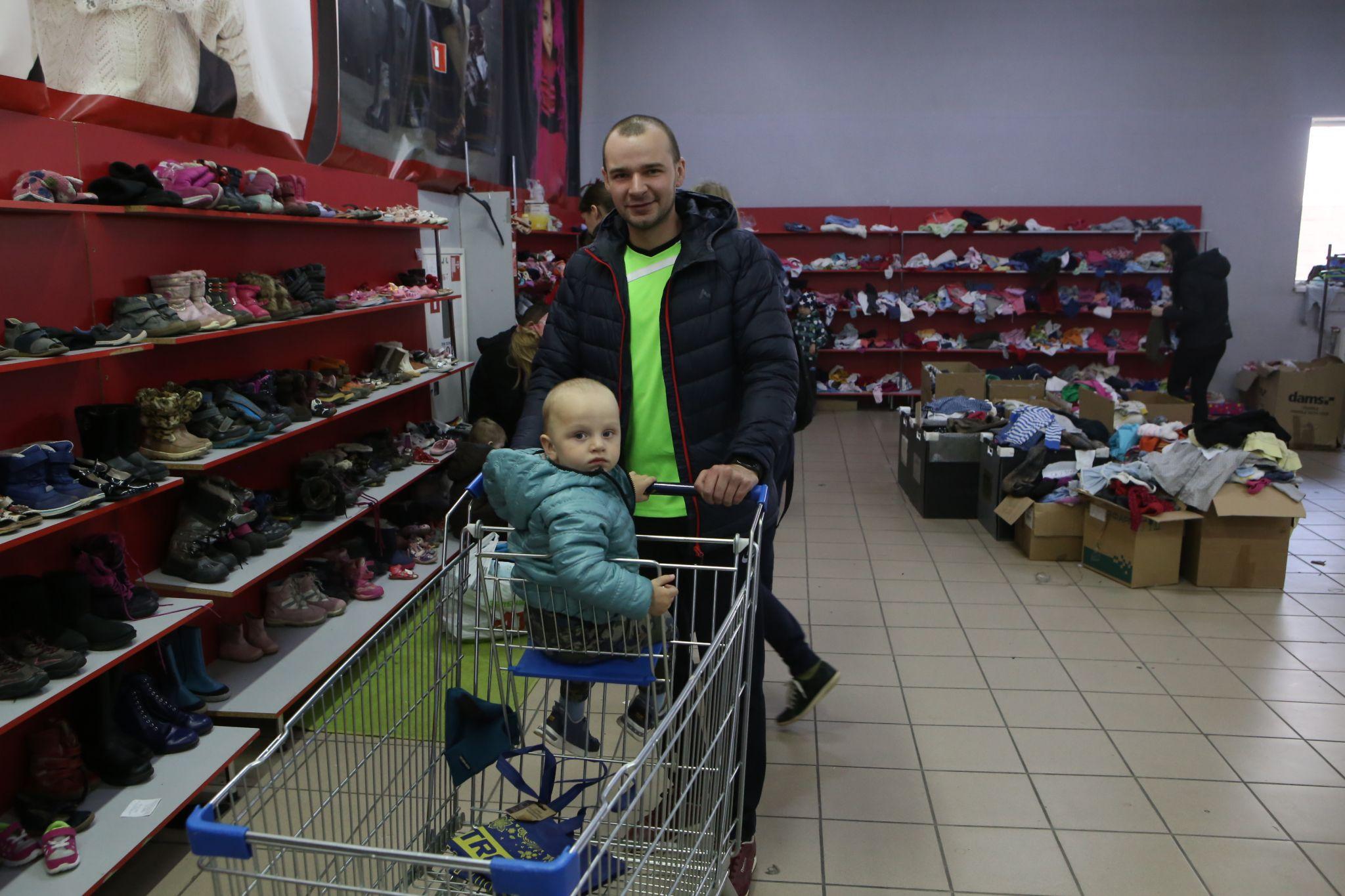 Новини Вінниці - фото з «У мене весь дім зібраний в рюкзак». Репортаж з гуманітарного Центру речей для переселенців