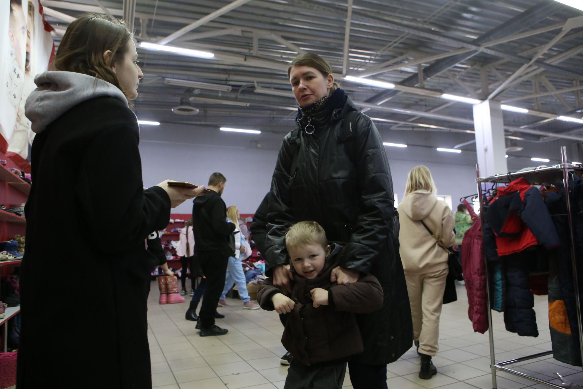 Новини Вінниці - фото з «У мене весь дім зібраний в рюкзак». Репортаж з гуманітарного Центру речей для переселенців