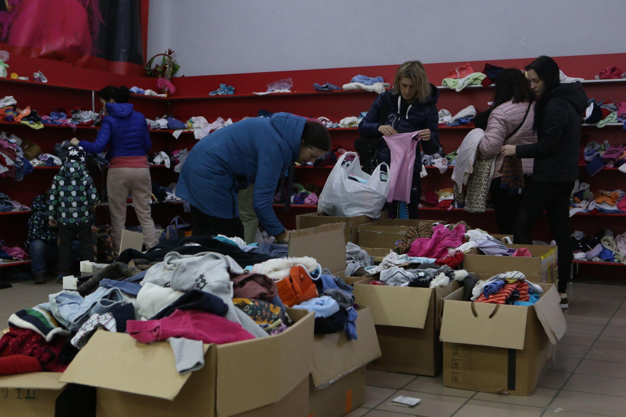 Новини Вінниці - фото з «У мене весь дім зібраний в рюкзак». Репортаж з гуманітарного Центру речей для переселенців