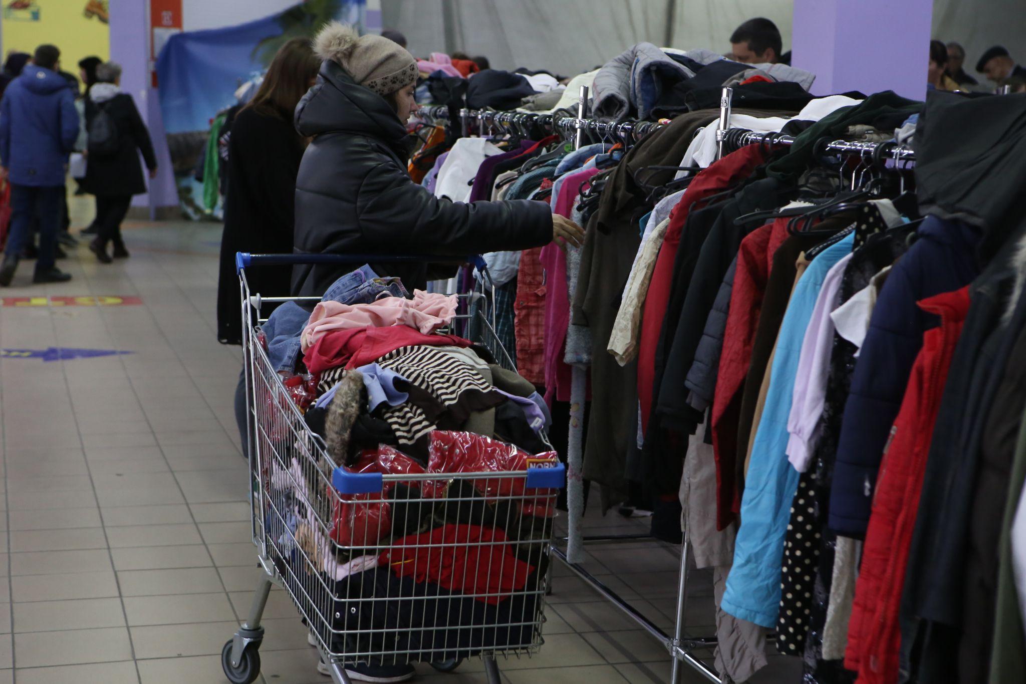 Новини Вінниці - фото з «У мене весь дім зібраний в рюкзак». Репортаж з гуманітарного Центру речей для переселенців