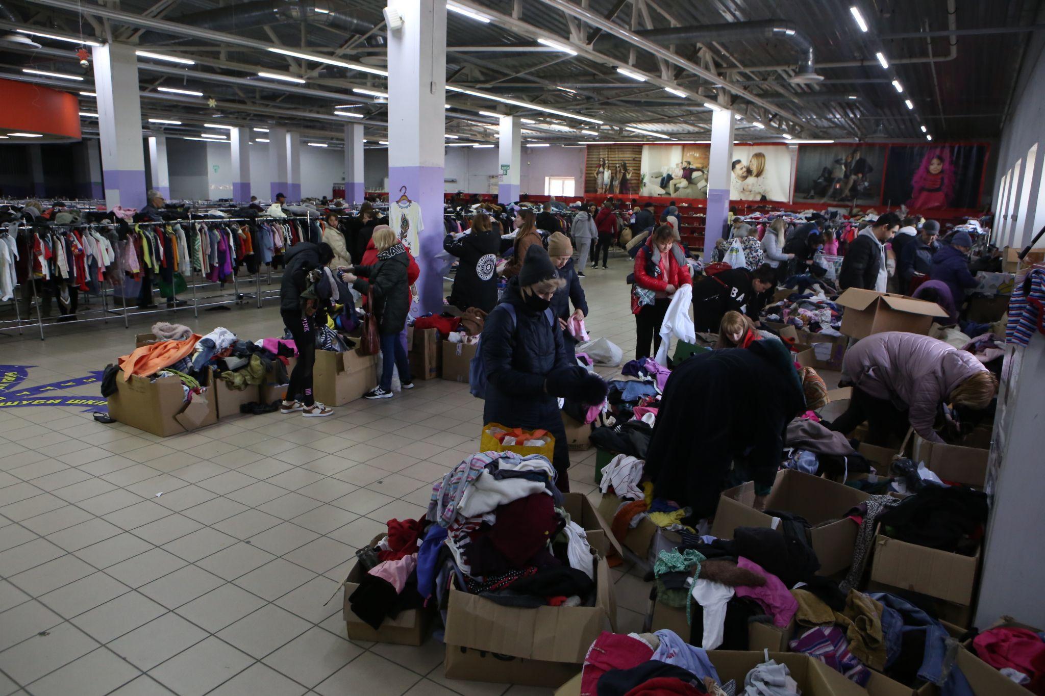 Новини Вінниці - фото з «У мене весь дім зібраний в рюкзак». Репортаж з гуманітарного Центру речей для переселенців