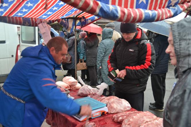 Новини Хмельницького - фото з Мед за 150 гривень і сало за 100 : що продають на ярмарку в Хмельницькому