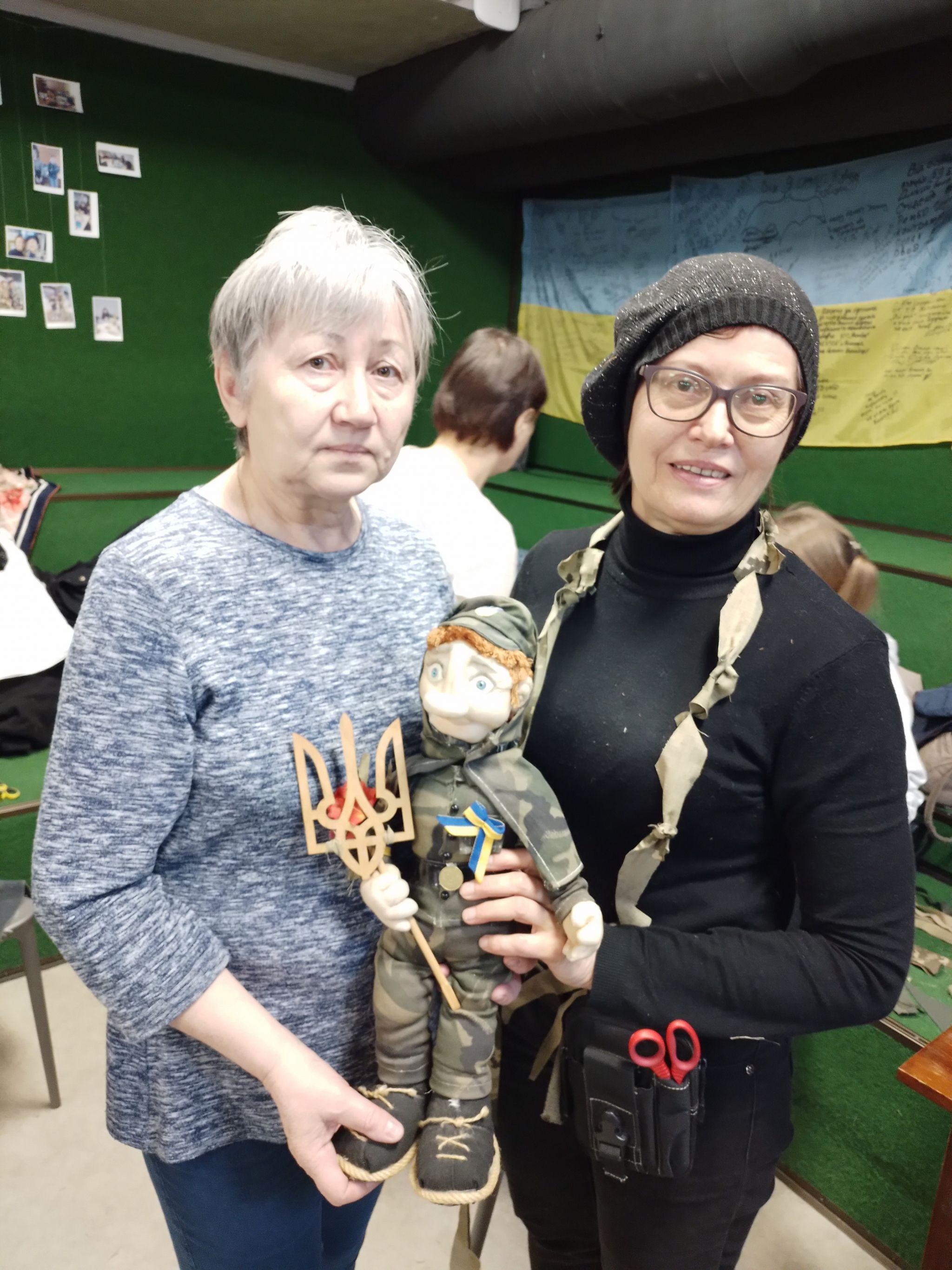 Новини Вінниці - фото з «Будемо робити сєтки для бєсєдки, коли настане мир». Про вінничан, що вісім років плетуть для армії