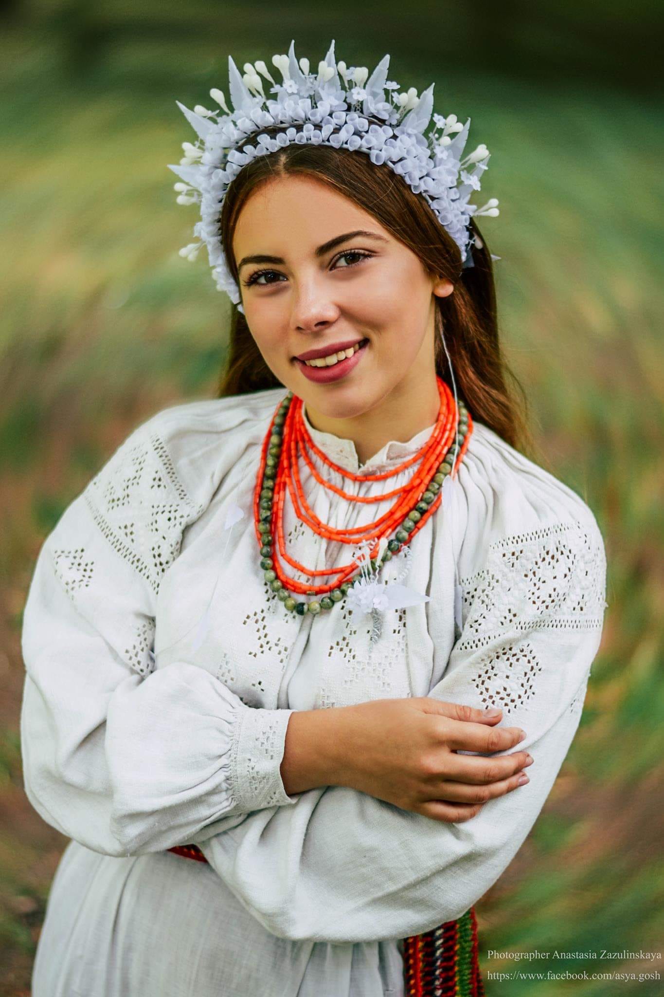 Новини Вінниці - фото з «Кошти передаю ЗСУ». Вінничанка Марія Куряча продає колекцію весільних воскових вінків