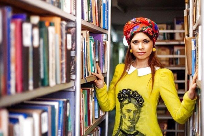 Новини Вінниці - фото з «Моя зброя сьогодні — це мистецтво!». Дизайнер Світлана Теренчук замість суконь створює картини