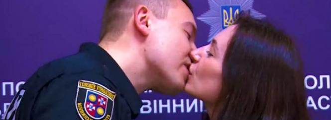 Новини Вінниці - фото з Затримання тік-токера, виявлення «колаборанта» та інше важливе за 9 квітня на 20minut.ua Начальник поліції одружив закохану пару. ВІДЕО ДНЯ