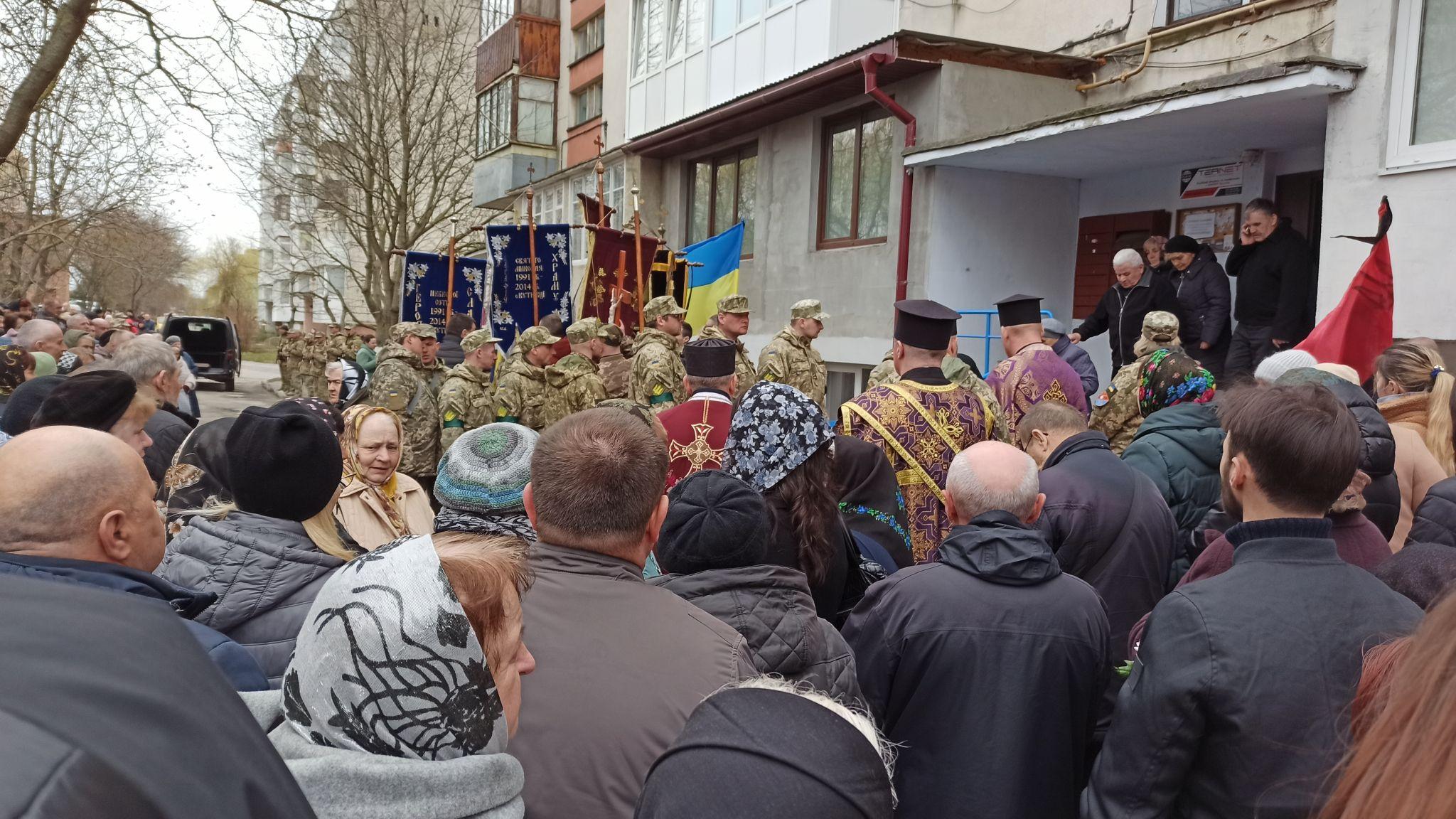 Новини Тернополя - фото з Воїн світла, який пішов на поклик Бога! В останню путь провели Героя Петра Батьківського
