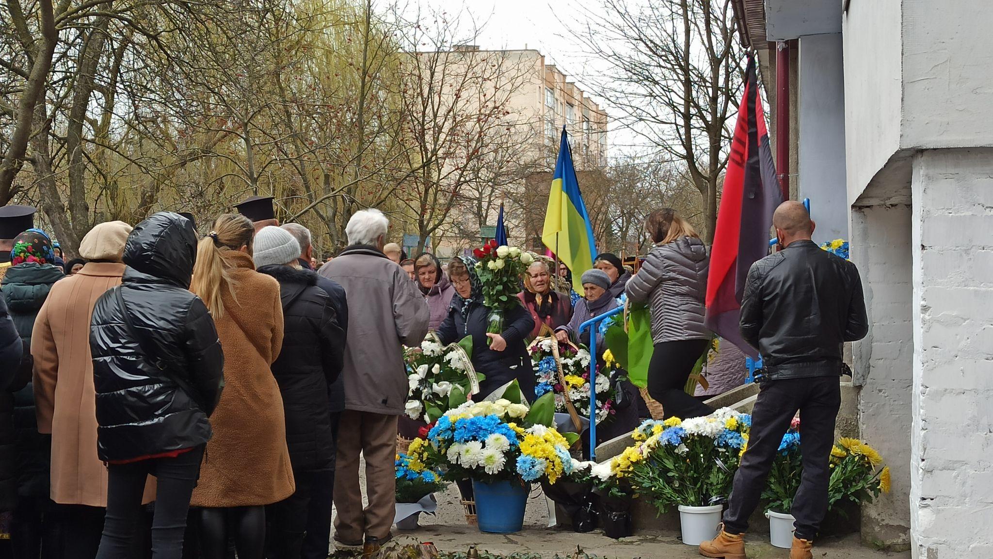Новини Тернополя - фото з Воїн світла, який пішов на поклик Бога! В останню путь провели Героя Петра Батьківського