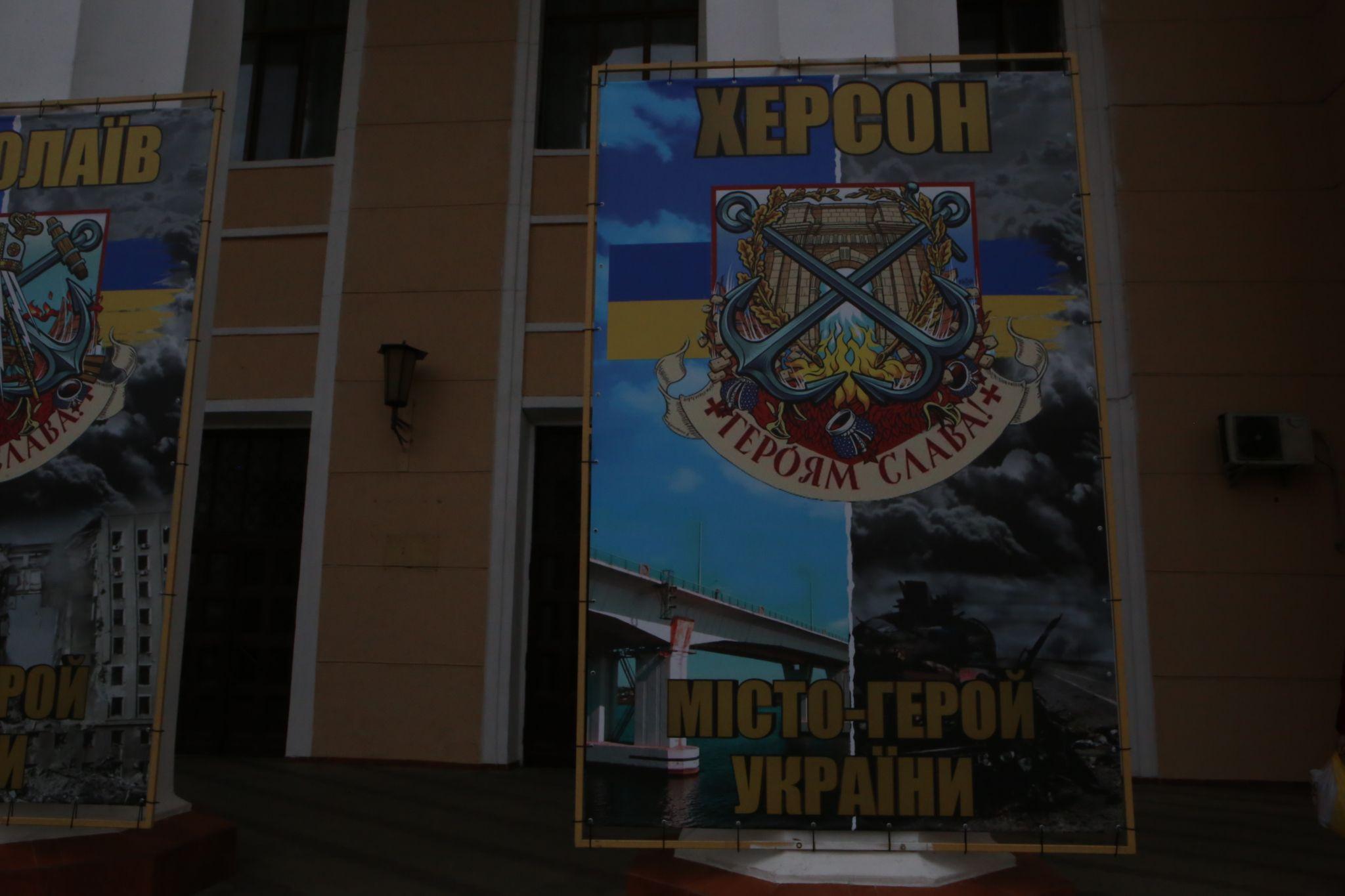 Новини Вінниці - фото з ФОТО ДНЯ. Будинок офіцерів прикрасили плакатами з містами-героями України