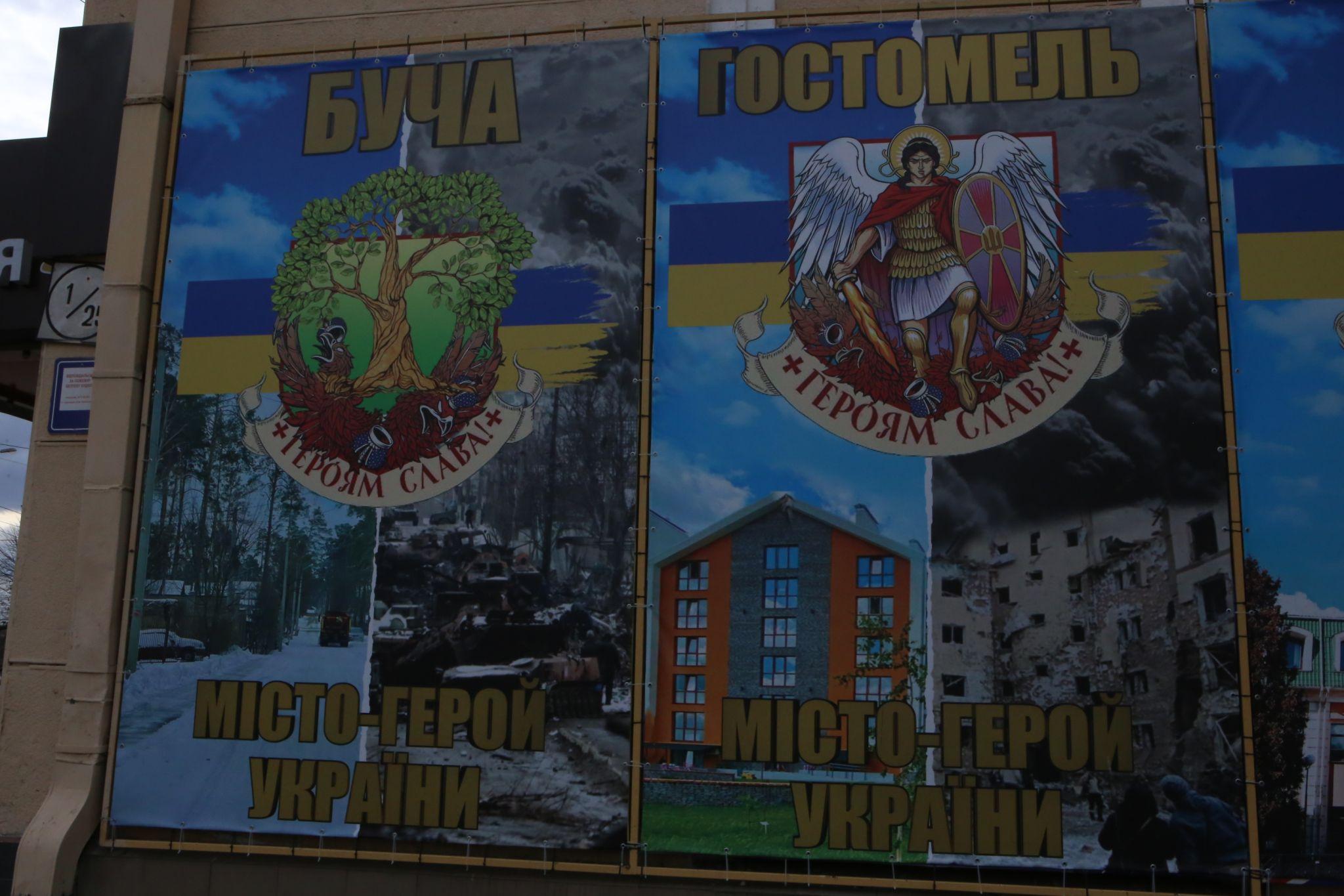 Новини Вінниці - фото з ФОТО ДНЯ. Будинок офіцерів прикрасили плакатами з містами-героями України