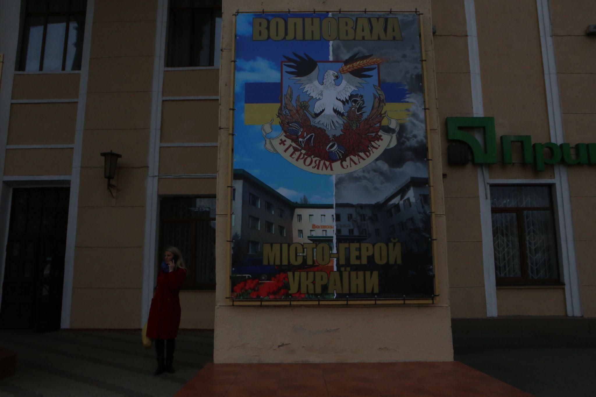 Новини Вінниці - фото з ФОТО ДНЯ. Будинок офіцерів прикрасили плакатами з містами-героями України