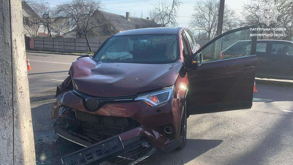 Новини Житомира - фото з Вранці на вулиці Покровській сталася ДТП: автомобіль дуже пошкоджений, водій не постраждав