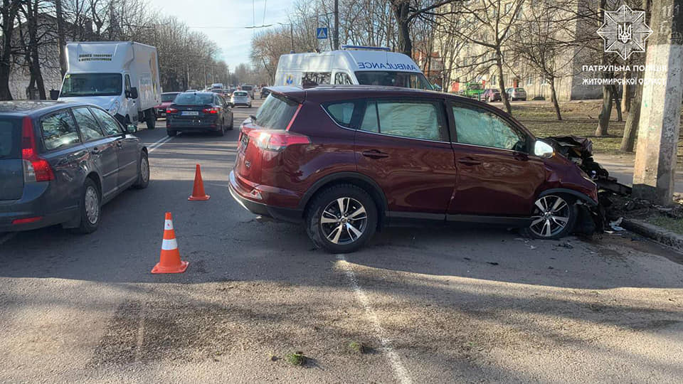Новини Житомира - фото з Вранці на вулиці Покровській сталася ДТП: автомобіль дуже пошкоджений, водій не постраждав