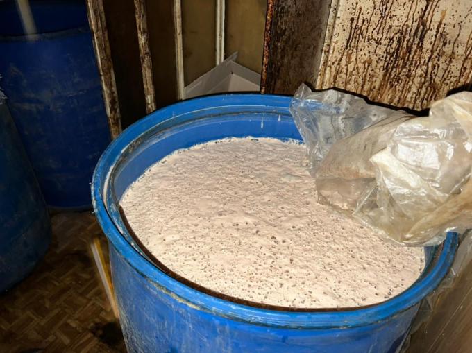 Новини Вінниці - фото з Дві тонни бражки. Вінничанин в літній кухні облаштував домашній цех На зображенні може бути: у приміщенні