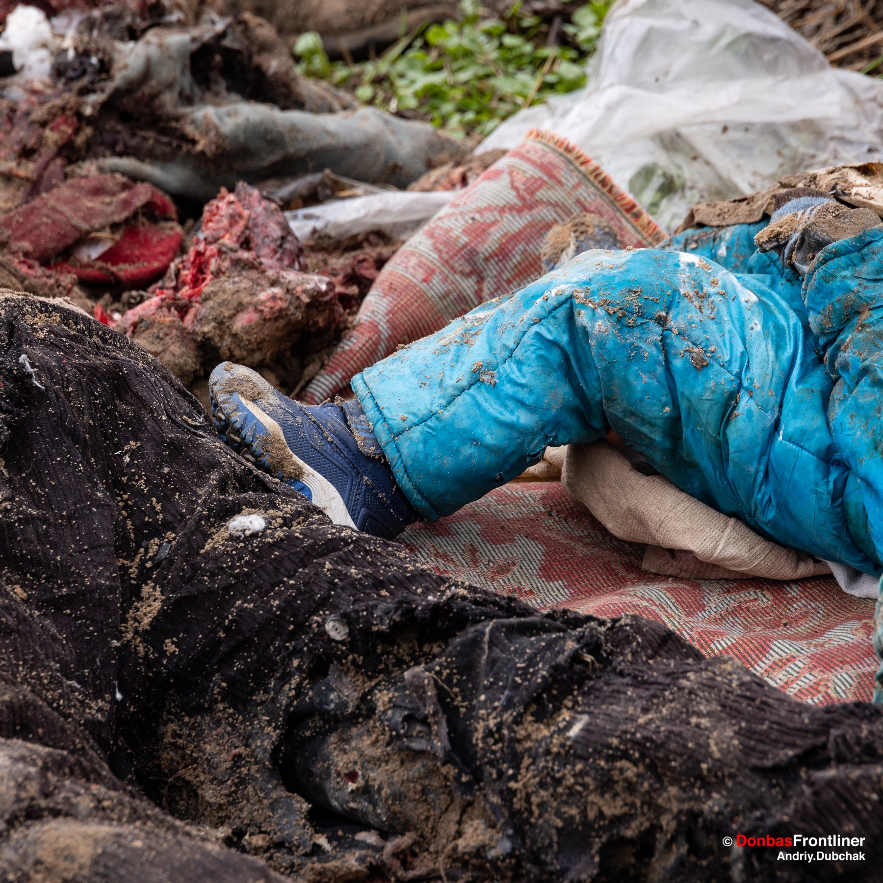 Новини Вінниці - фото з «Поховав загиблу родину у себе на городі». Фотокор з Вінниці показав шокуючі кадри з-під Києва На зображенні може бути: на відкритому повітрі
