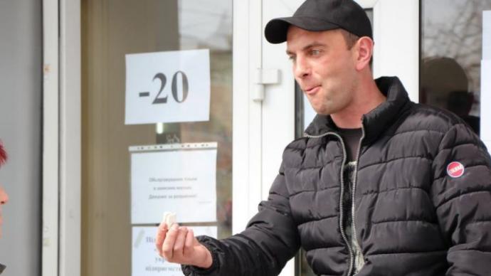 Новини Вінниці - фото з Що і де безоплатно отримують переселенці та інше важливе за 12 квітня на 20minut.ua Вінницькі активісти провели акцію проти роботи магазину із білоруськими цукерками