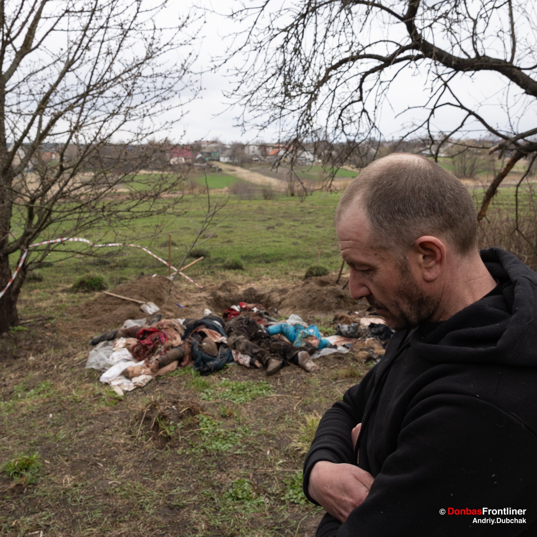 Новини Вінниці - фото з «Поховав загиблу родину у себе на городі». Фотокор з Вінниці показав шокуючі кадри з-під Києва На зображенні може бути: 1 особа, на відкритому повітрі та дерево