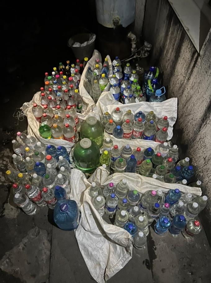 Новини Вінниці - фото з Дві тонни бражки. Вінничанин в літній кухні облаштував домашній цех На зображенні може бути: пляшка