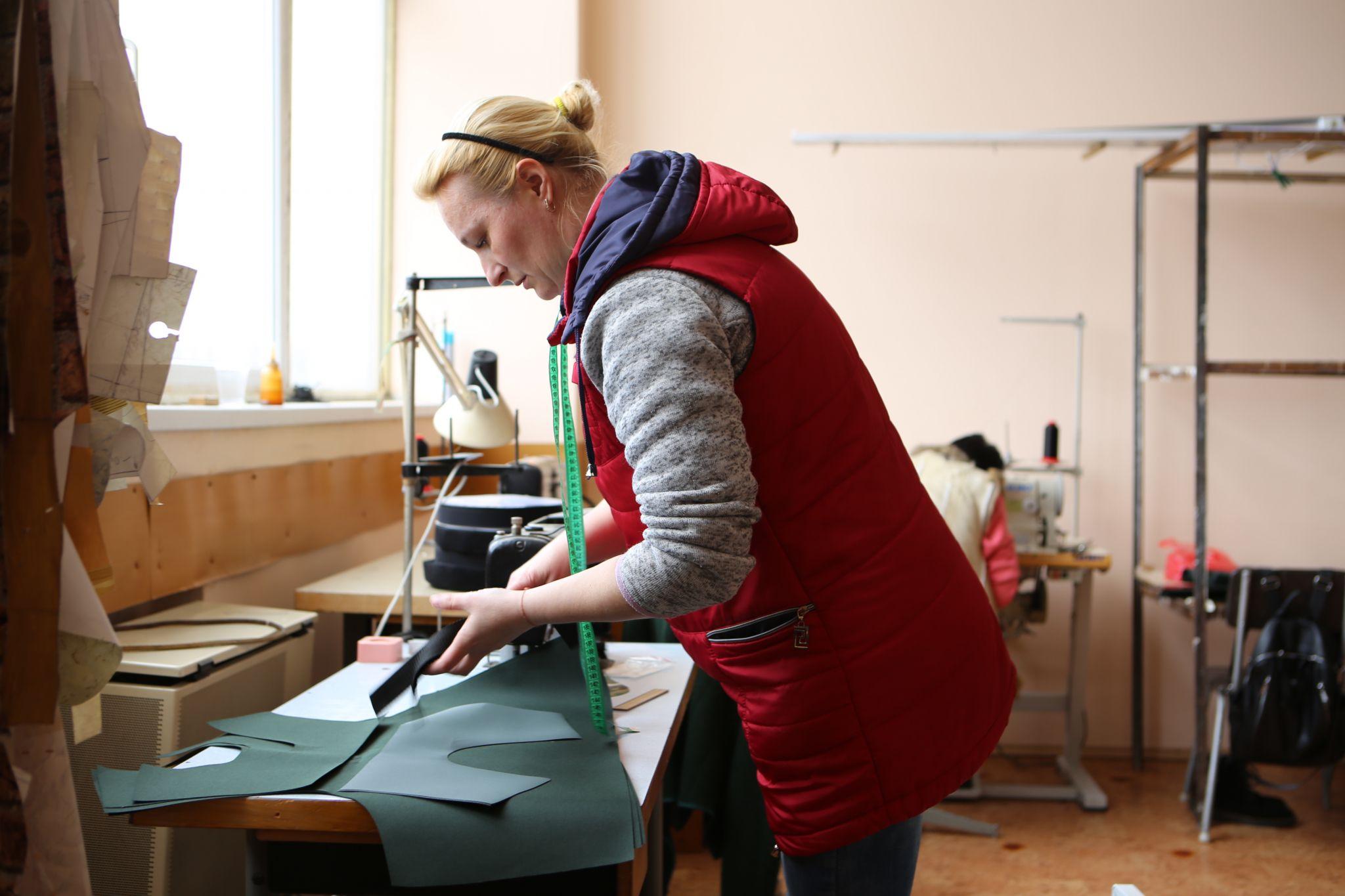 Новини Вінниці - фото з «Своїм маленьким військом працюємо на перемогу». У Вінниці діє цех, де шиють плитоноски для бронежилетів