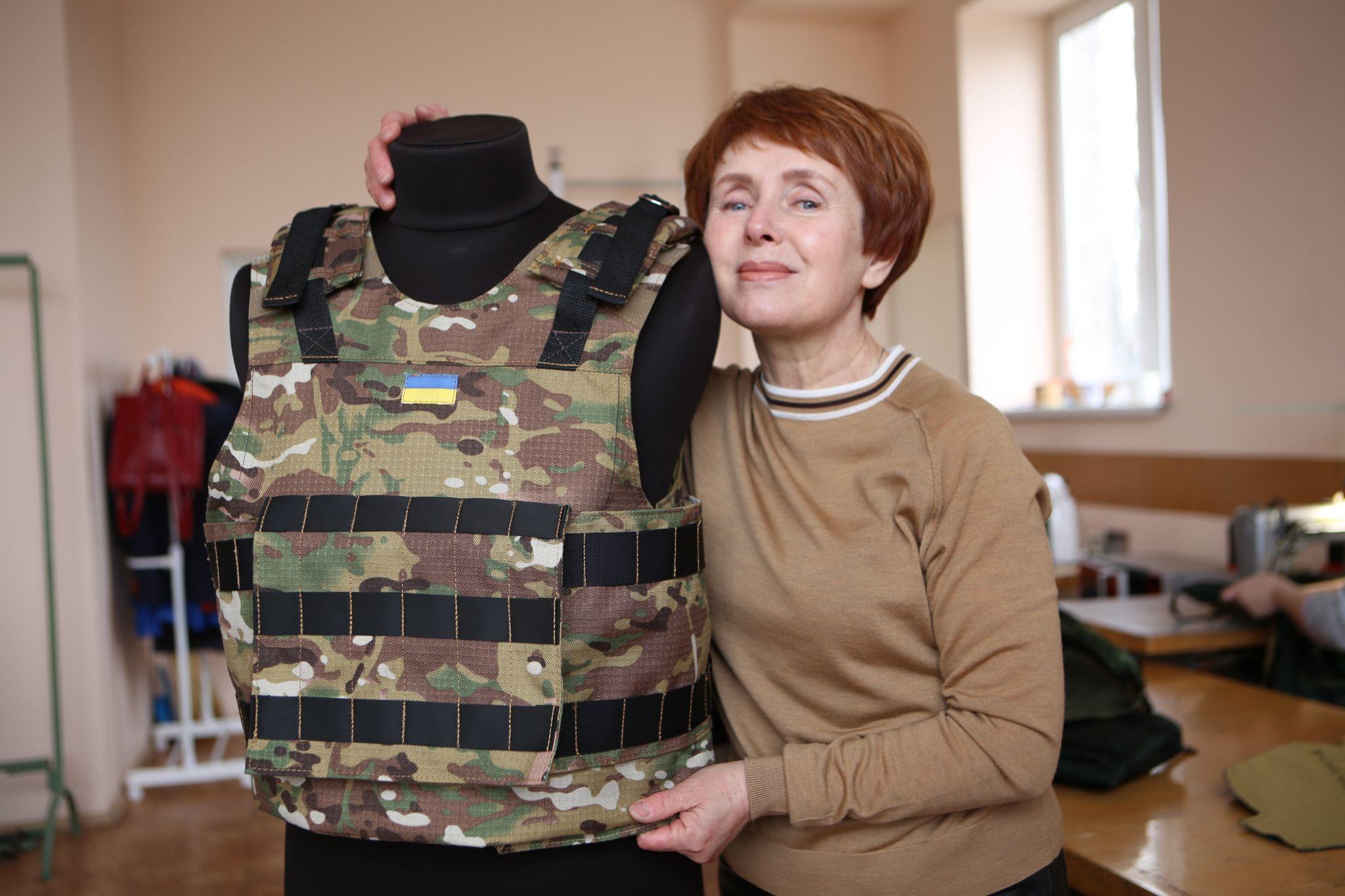Новини Вінниці - фото з «Своїм маленьким військом працюємо на перемогу». У Вінниці діє цех, де шиють плитоноски для бронежилетів
