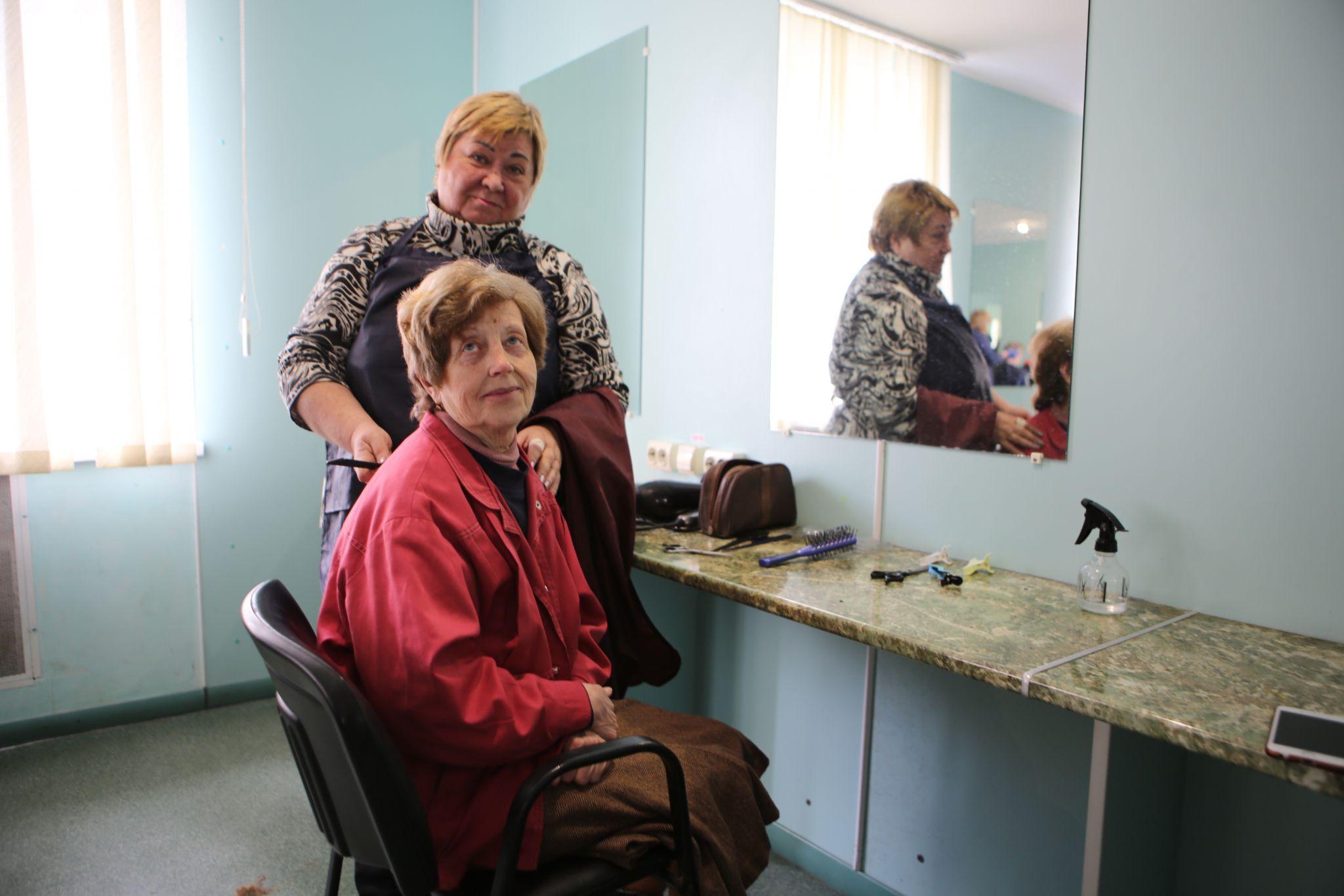 Новини Вінниці - фото з «Допомагаємо, чим можемо і вміємо». Репортаж з перукарні, де безкоштовно обслуговують переселенців