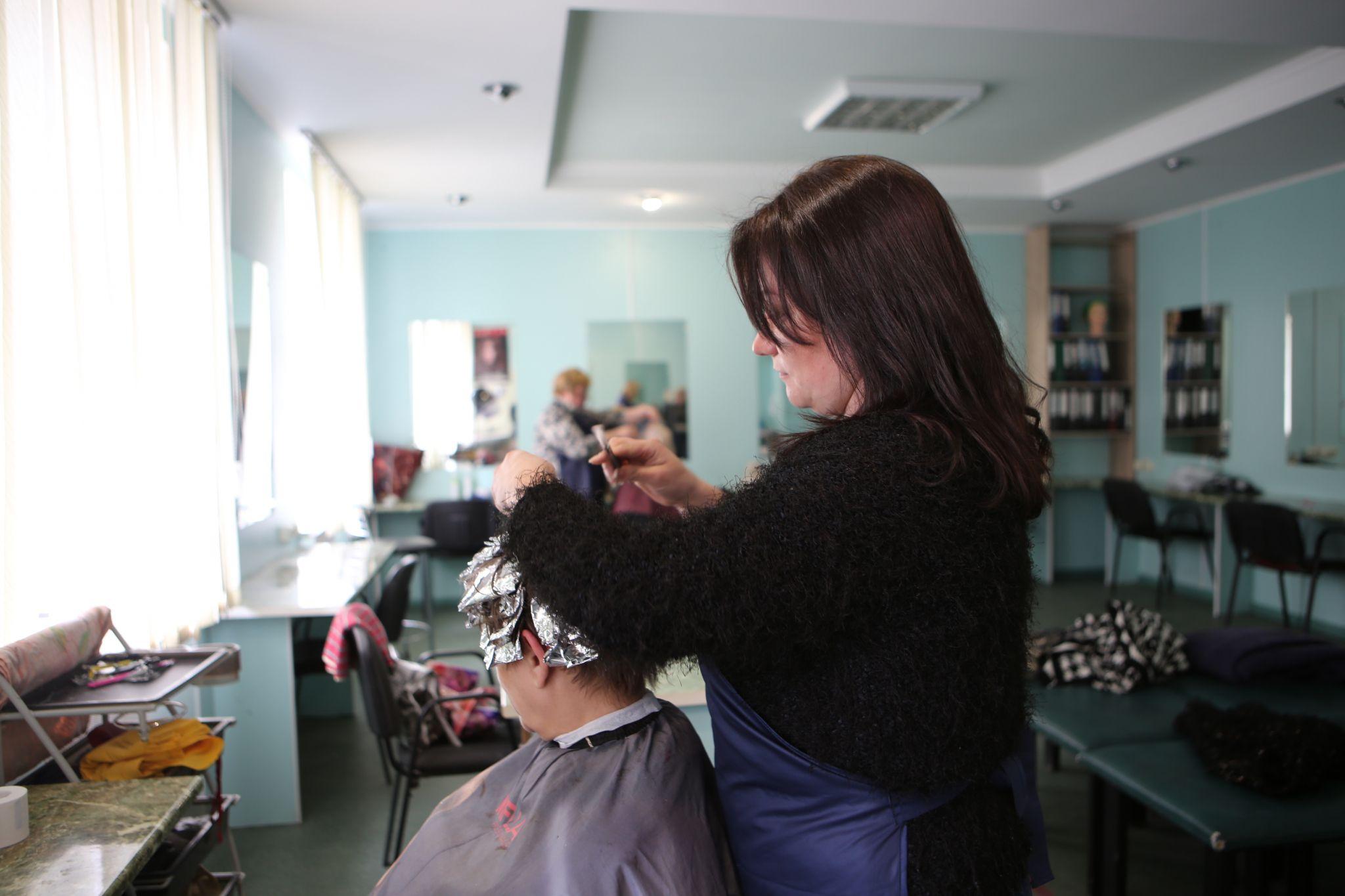 Новини Вінниці - фото з «Допомагаємо, чим можемо і вміємо». Репортаж з перукарні, де безкоштовно обслуговують переселенців