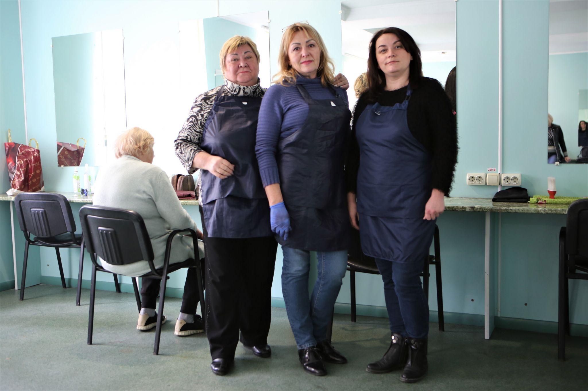 Новини Вінниці - фото з «Допомагаємо, чим можемо і вміємо». Репортаж з перукарні, де безкоштовно обслуговують переселенців