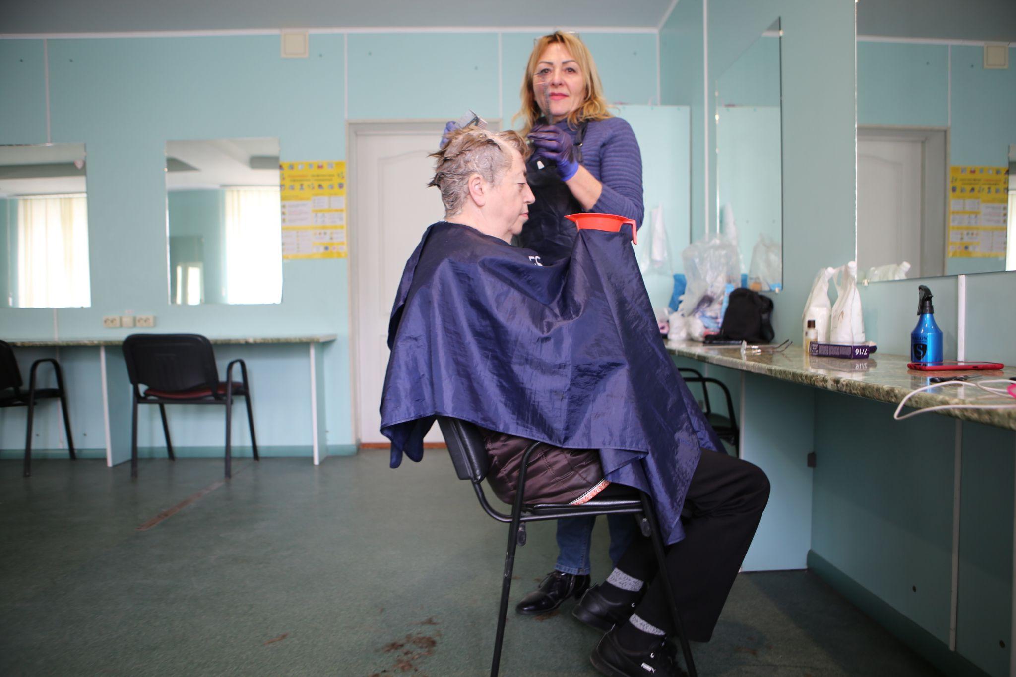 Новини Вінниці - фото з «Допомагаємо, чим можемо і вміємо». Репортаж з перукарні, де безкоштовно обслуговують переселенців