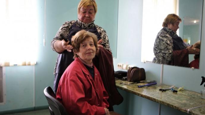 Новини Вінниці - фото з Шиють плитоноски для бронежилетів та інше важливе за 14 квітня на 20minut.ua «Допомагаємо, чим можемо і вміємо». Репортаж з перукарні, де безкоштовно обслуговують переселенців