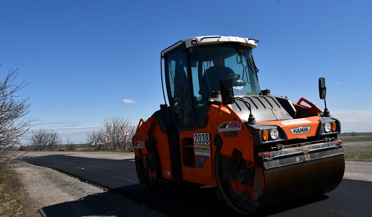 Новини Тернополя - фото з Роботи на дорогах Тернопільщини під час війни: латають ями і прибирають тонни сміття
