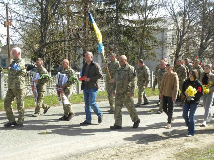 Новини Вінниці - фото з В Жабокричі провели в останню дорогу Дмитра Мельниченка, який загинув на війні На зображенні може бути: 12 людей, люди стоять та на відкритому повітрі