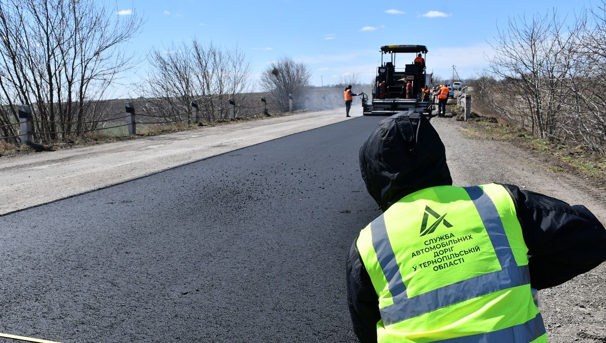 Новини Тернополя - фото з Роботи на дорогах Тернопільщини під час війни: латають ями і прибирають тонни сміття