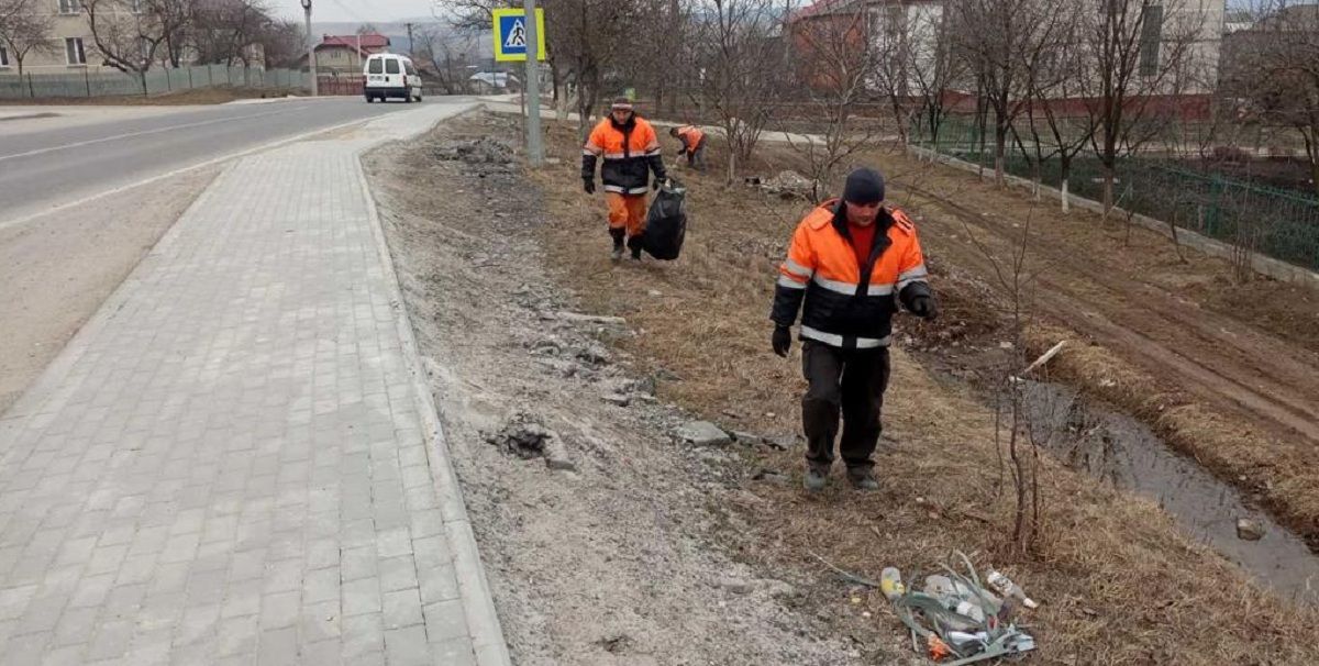 Новини Тернополя - фото з Роботи на дорогах Тернопільщини під час війни: латають ями і прибирають тонни сміття