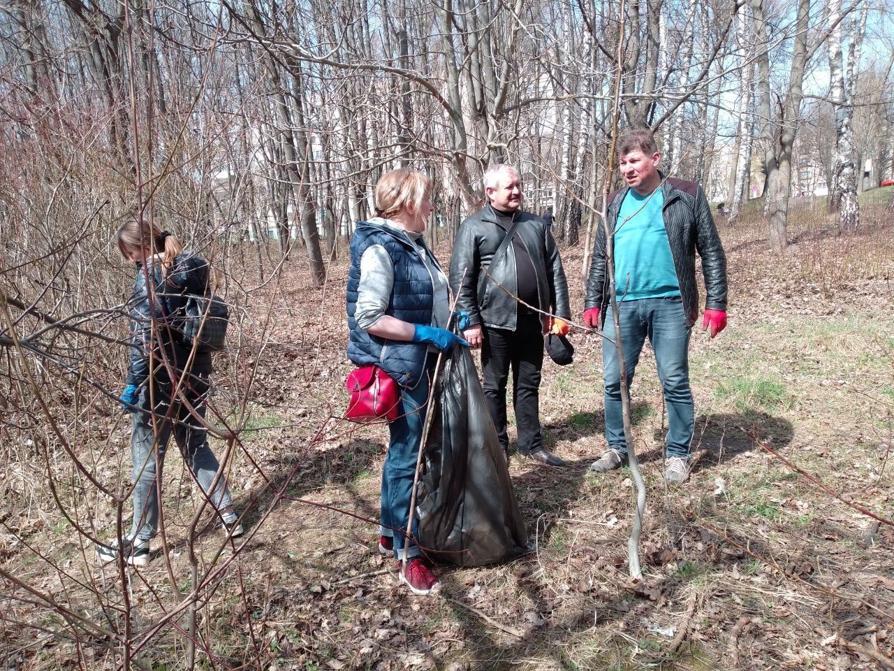 Новини Тернополя - фото з Тернополяни прибирали місто напередодні свят. Як це було? (ФОТОРЕПОРТАЖ)
