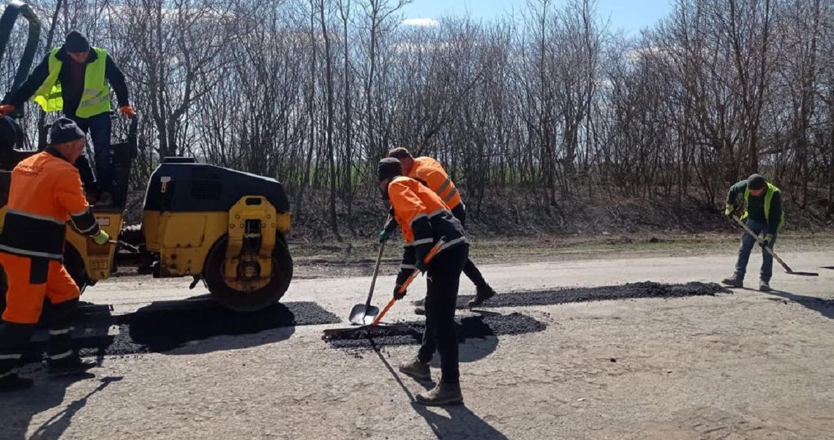 Новини Тернополя - фото з Роботи на дорогах Тернопільщини під час війни: латають ями і прибирають тонни сміття