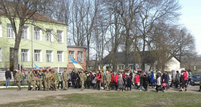 Новини Вінниці - фото з В Жабокричі провели в останню дорогу Дмитра Мельниченка, який загинув на війні На зображенні може бути: 4 людини, люди стоять та на відкритому повітрі