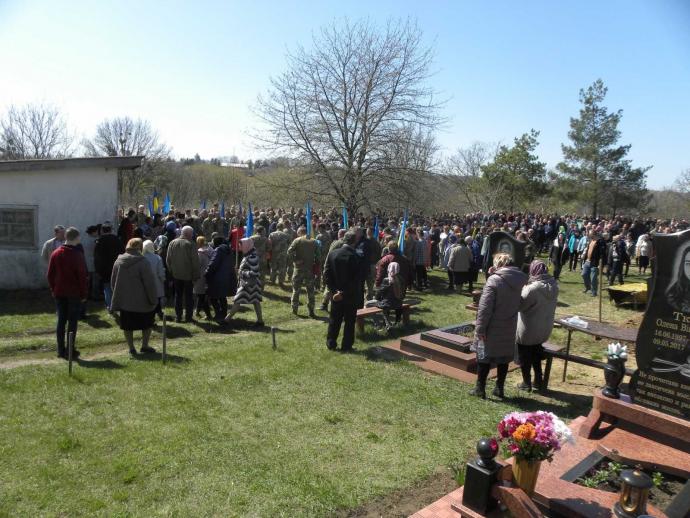 Новини Вінниці - фото з В Жабокричі провели в останню дорогу Дмитра Мельниченка, який загинув на війні На зображенні може бути: 5 людей, люди стоять та на відкритому повітрі