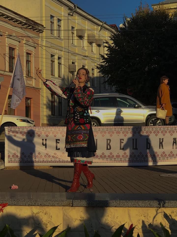 Новини Тернополя - фото з Дітки дуже хочуть миру! Юна жителька Чортківщини створила понад дві сотні аудіоказок для малечі