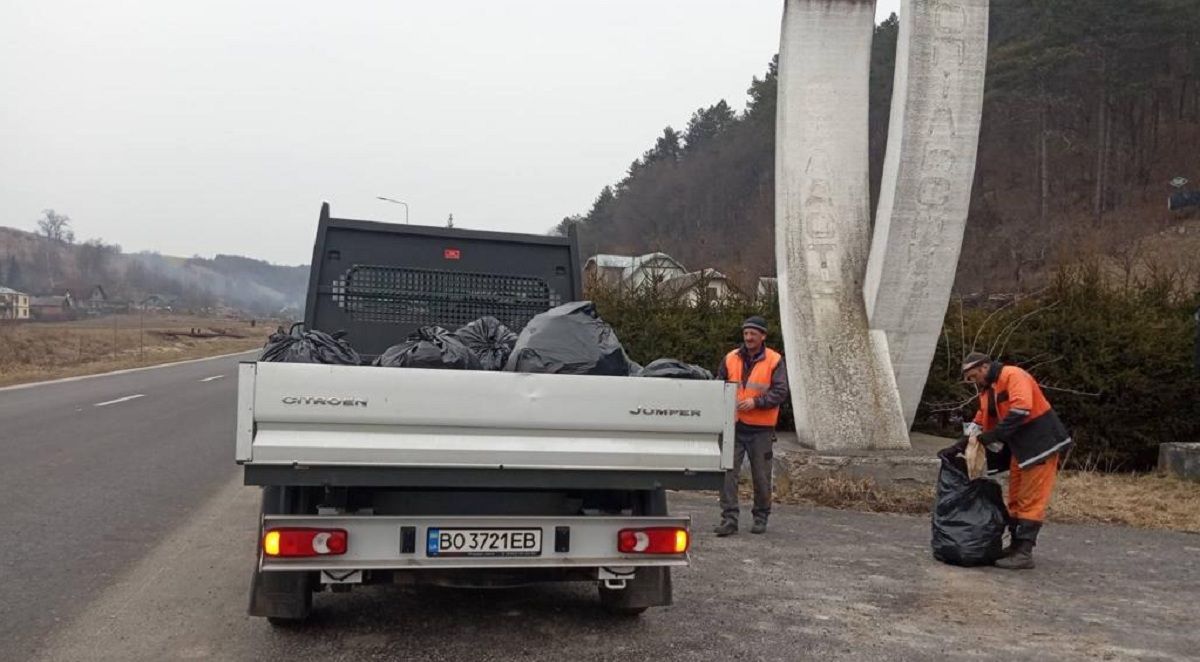 Новини Тернополя - фото з Роботи на дорогах Тернопільщини під час війни: латають ями і прибирають тонни сміття