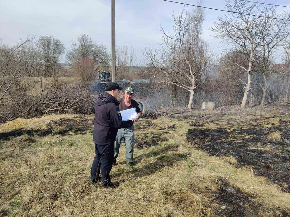 Новини Хмельницького - фото з У Хмельницькій тергромаді спіймали палія трави. На нього склали протокол Возможно, это изображение (2 человека, люди стоят, трава и дерево)