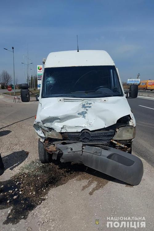 Новини Тернополя - фото з Аварія на трасі М-19: внаслідок зіткнення машина в’їхала в електроопору