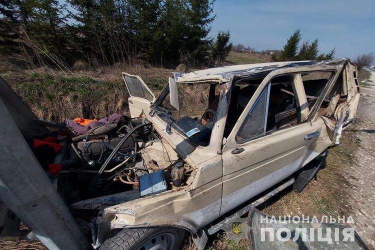 Новини Тернополя - фото з Аварія на трасі М-19: внаслідок зіткнення машина в’їхала в електроопору