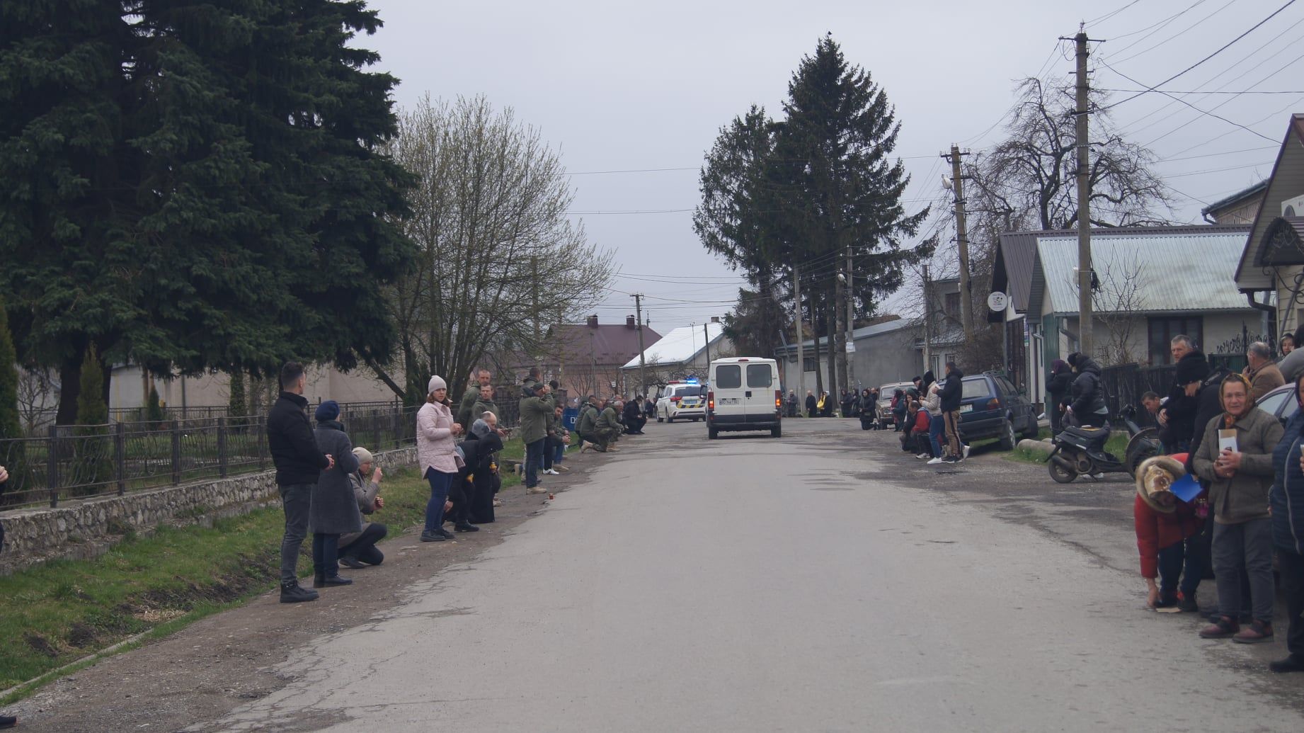 Новини Тернополя - фото з Озерна в скорботі. За Україну загинув справжній воїн, Герой Роман Леськів