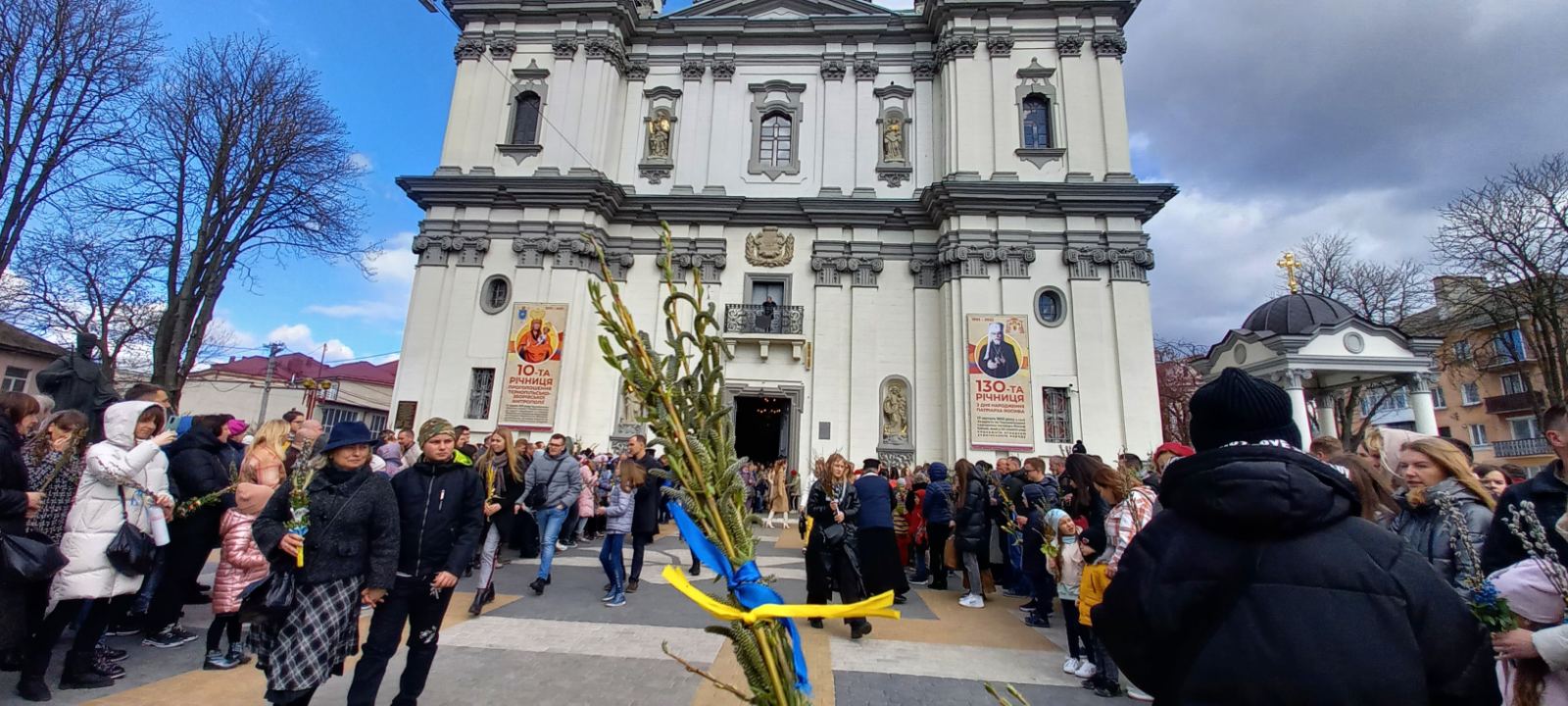 Новини Тернополя - фото з Не я б’ю, верба б’є. За тиждень – Великдень! Як тернополяни вербу освячують (ФОТО)