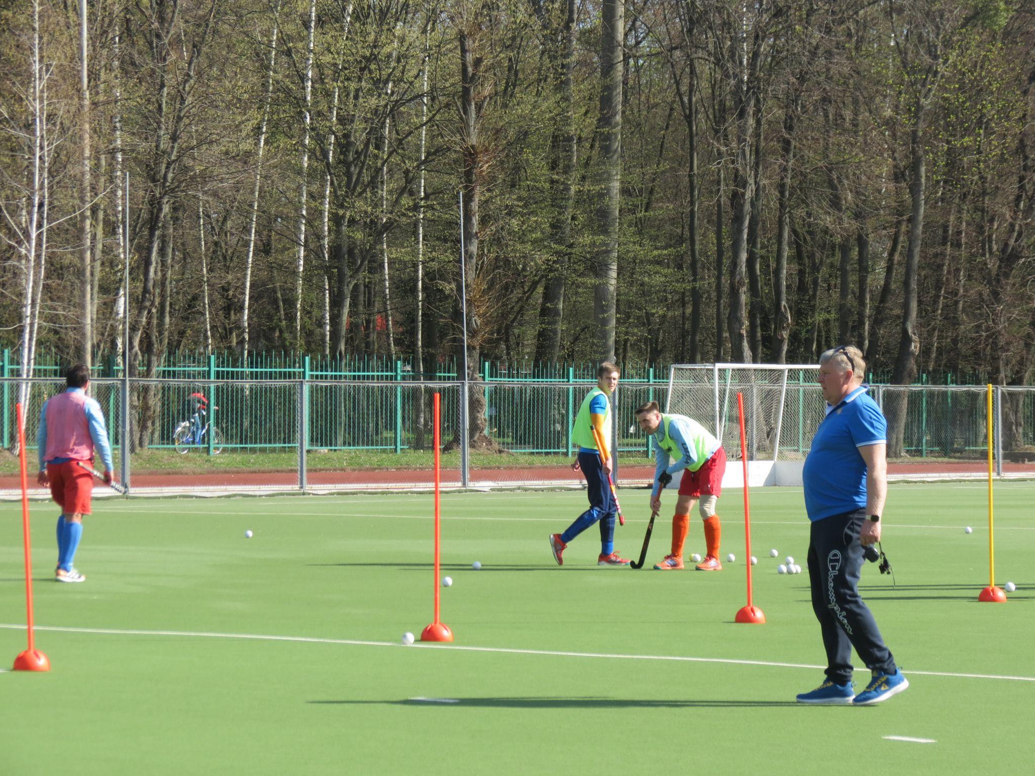 Новини Вінниці - фото з Розвантаження «гуманітарки» слугує частиною фізпідготовки хокеїстів збірної України