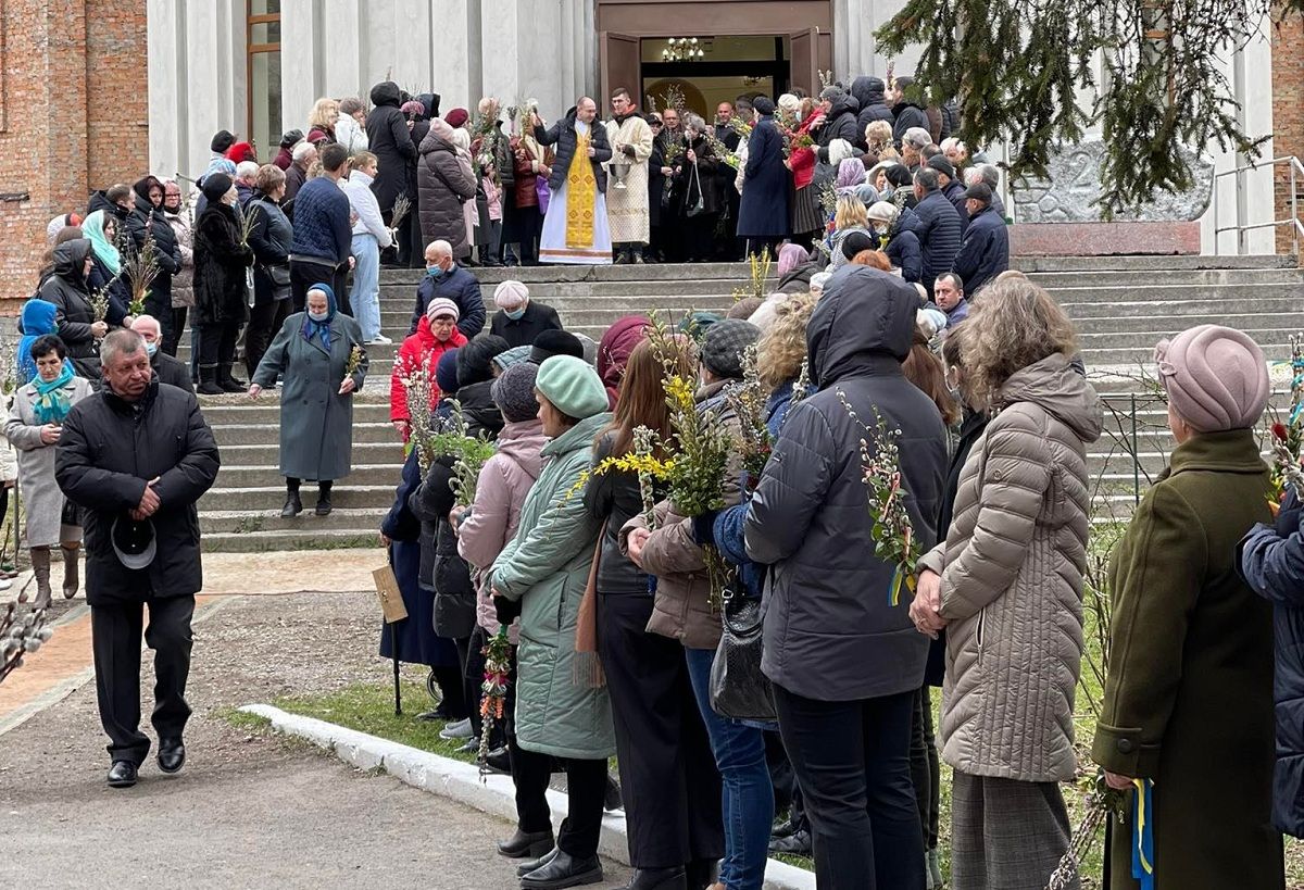 Новини Тернополя - фото з Не я б’ю, верба б’є. За тиждень – Великдень! Як тернополяни вербу освячують (ФОТО)