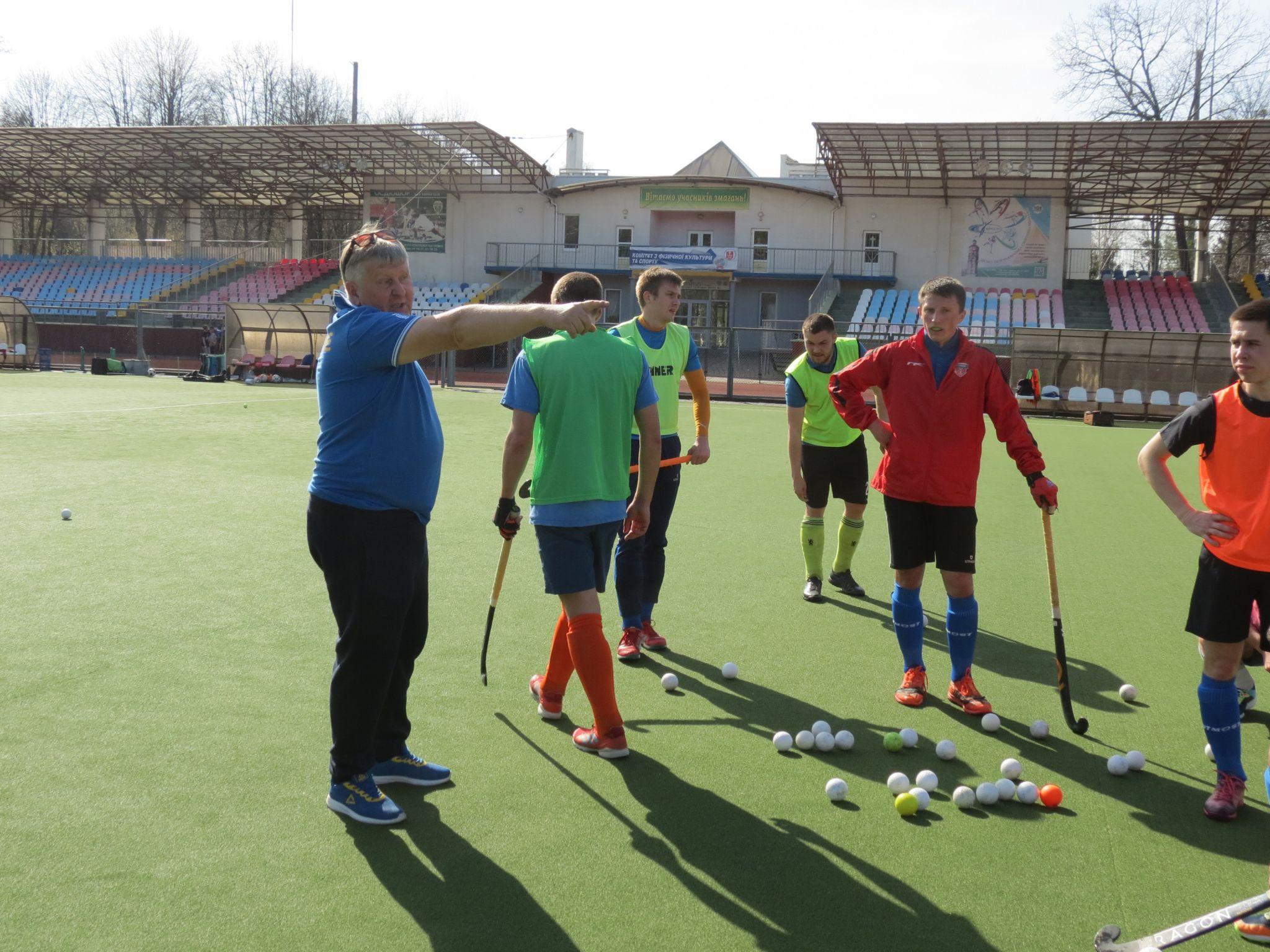 Новини Вінниці - фото з Розвантаження «гуманітарки» слугує частиною фізпідготовки хокеїстів збірної України