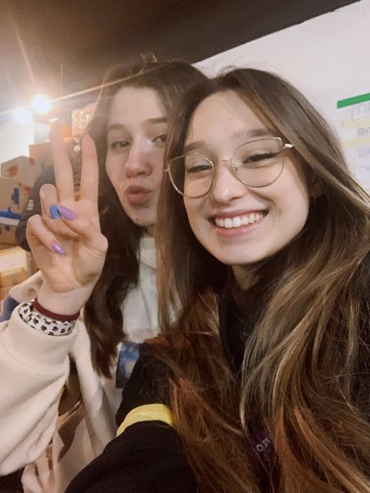 Новини Тернополя - фото з Не уявляють життя в звичайному ритмі: історії тернопільських волонтерів На зображенні може бути: 2 людини та у приміщенні