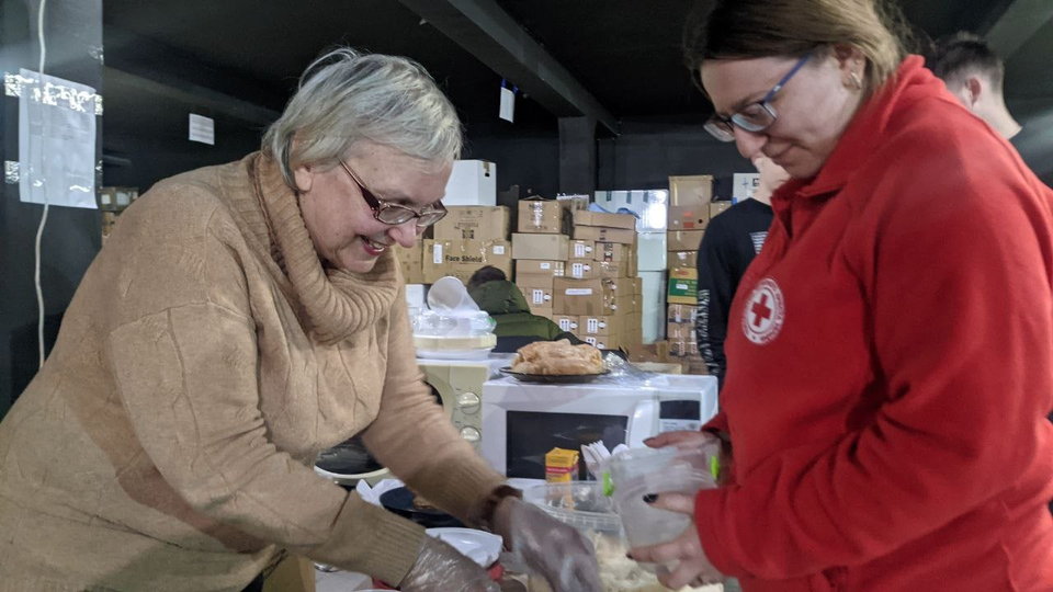 Новини Тернополя - фото з Не уявляють життя в звичайному ритмі: історії тернопільських волонтерів На зображенні може бути: 2 людини та у приміщенні