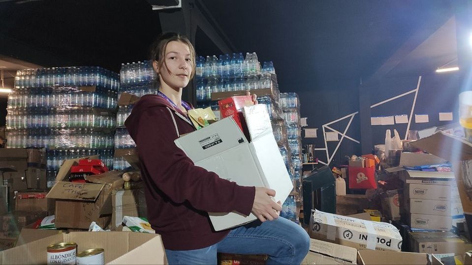 Новини Тернополя - фото з Не уявляють життя в звичайному ритмі: історії тернопільських волонтерів На зображенні може бути: 1 особа, стоїть та у приміщенні